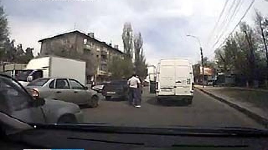 Два воронежца доказывали свою правоту на дороге с помощью кулаков