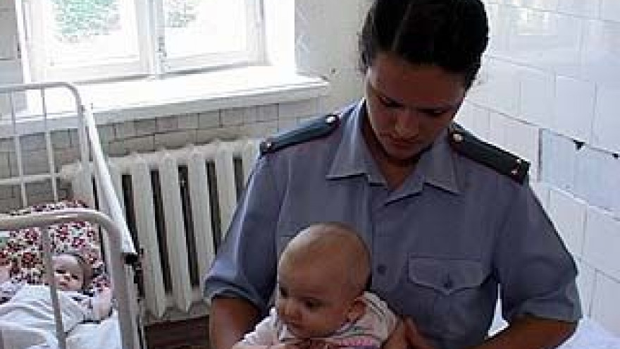 Грудного ребенка забыли на улице в центре Воронежа