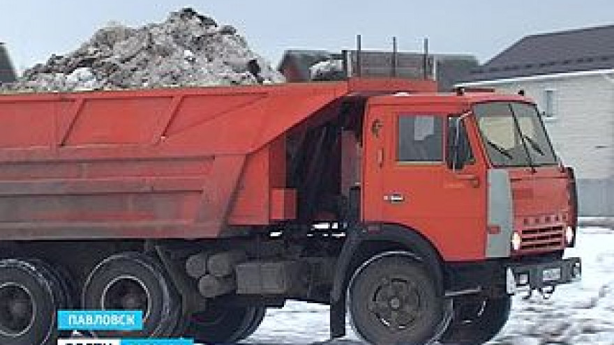 В Павловске начали вывозить снег за пределы города