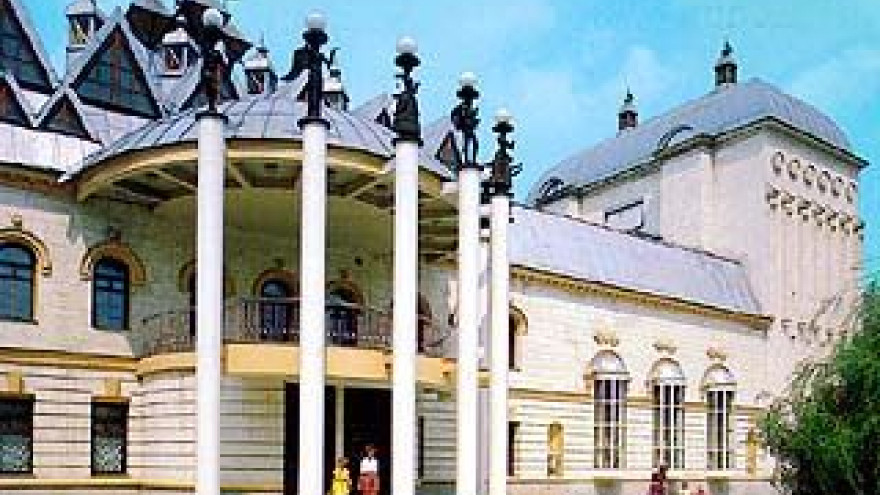 Второе рождение получит фонтан перед театром кукол "Шут"