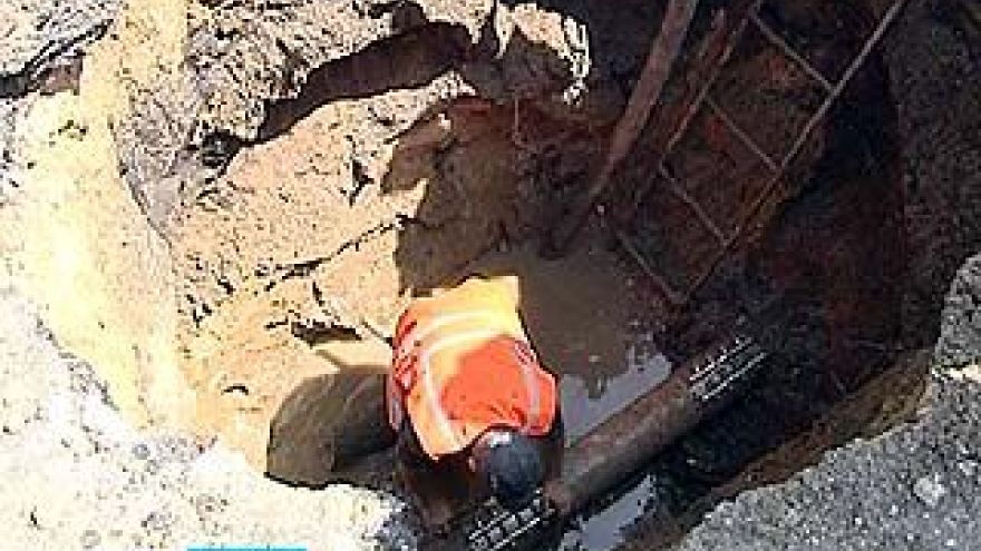 На улице 9 Января прорвало магистральный водопровод