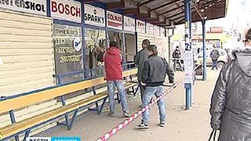 На улице Димитрова демонтировали остановочные павильоны