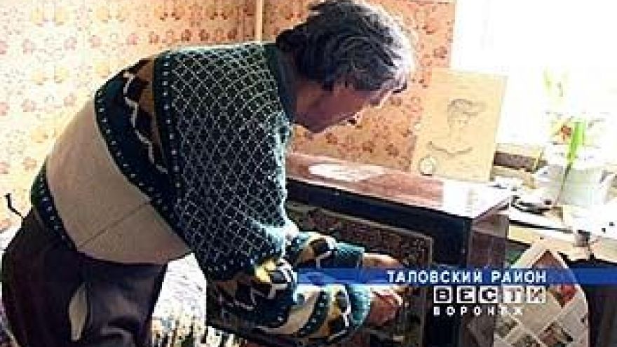 Почтальон мастерит из телевизоров картины