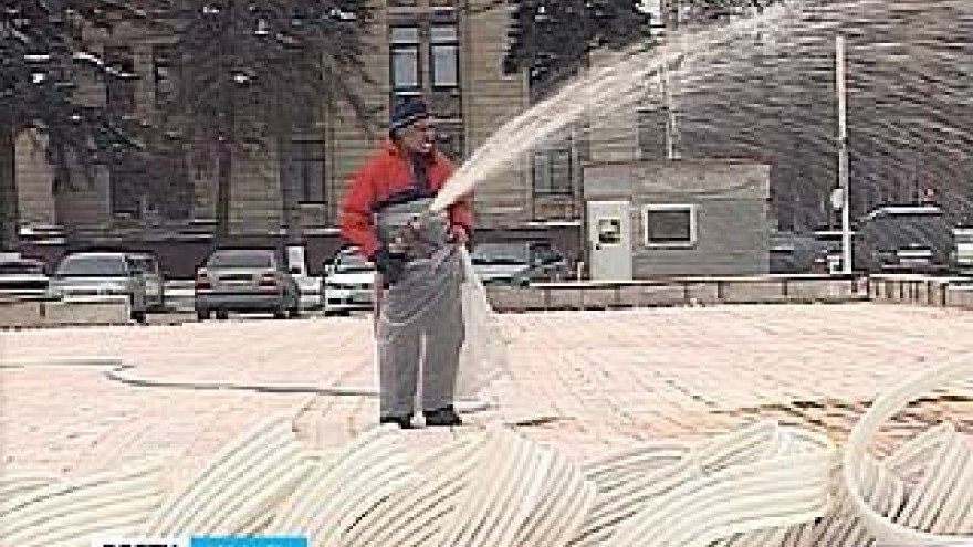 На площади Ленина заливают катки