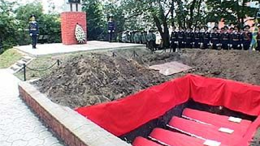 В братскую могилу на улице Шишкова захоронили останки 103 воинов