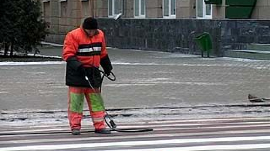 Воронежским дорожникам даже мороз не мешает наносить разметку