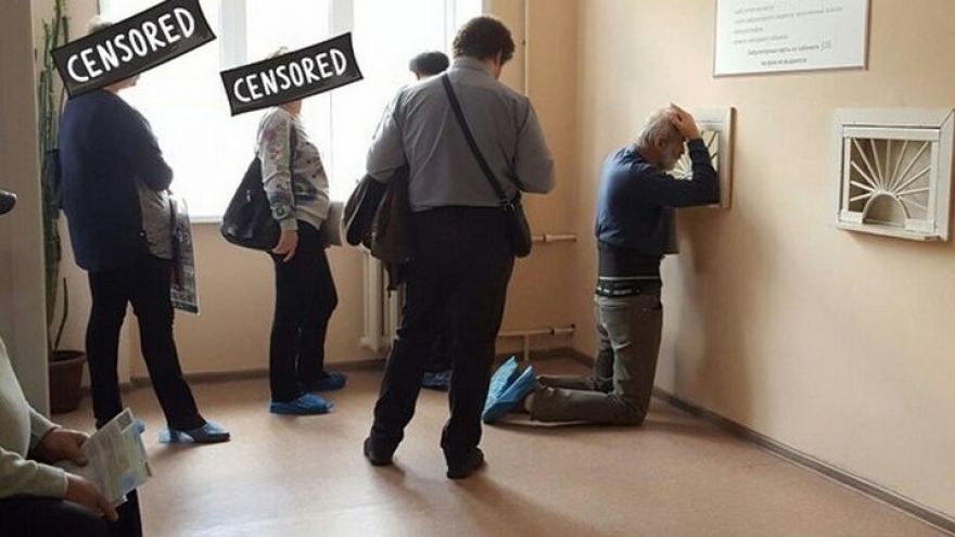 Воронеж прославился фотографиями стоящего на коленях пациента в поликлинике