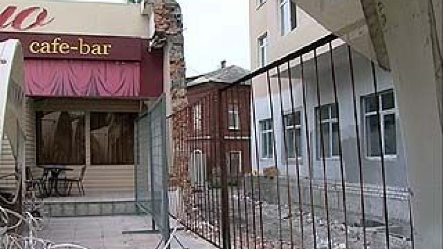 Стену возле кафе "Домино" снесли экскаватором
