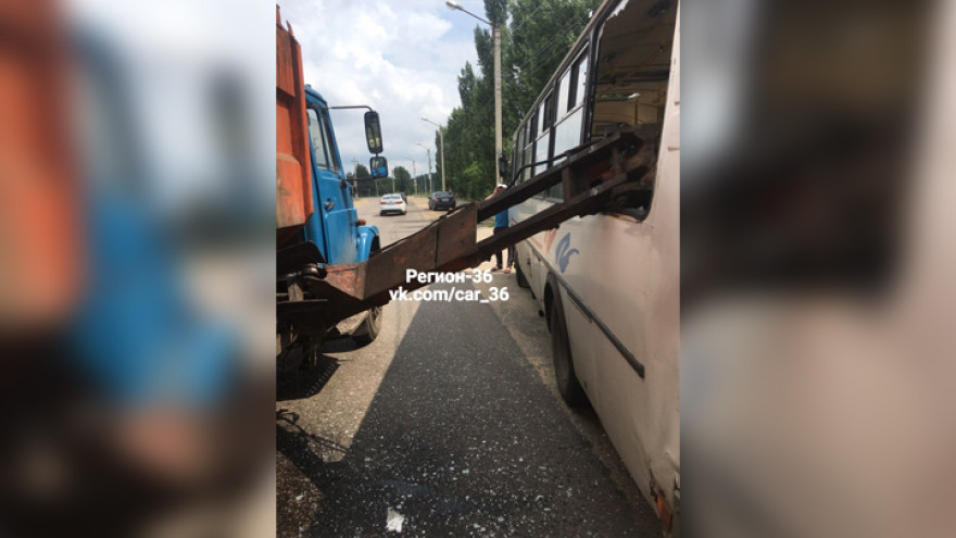Перевозчик о ЧП с упавшим на женщину ковшом мусоровоза в Воронеже: жертв могло быть больше