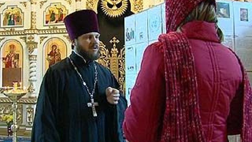 Ему песня и церковь строить и служить помогает