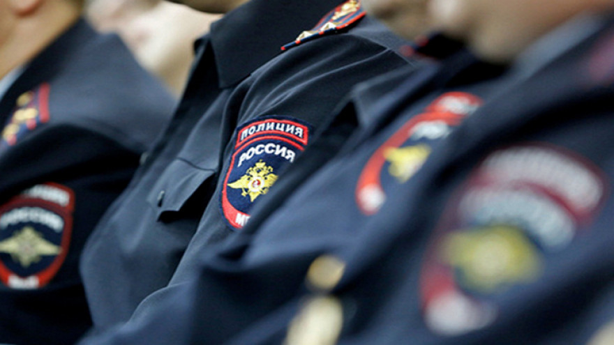 В Воронеже трое полицейских избили мужчину и отобрали у него деньги