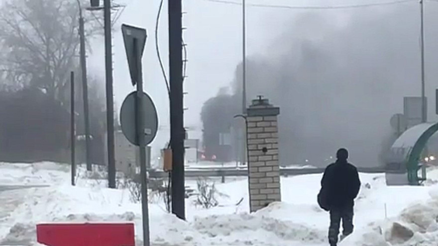 Под Воронежем у поста ГИБДД сгорела фура: видео появилось в сети