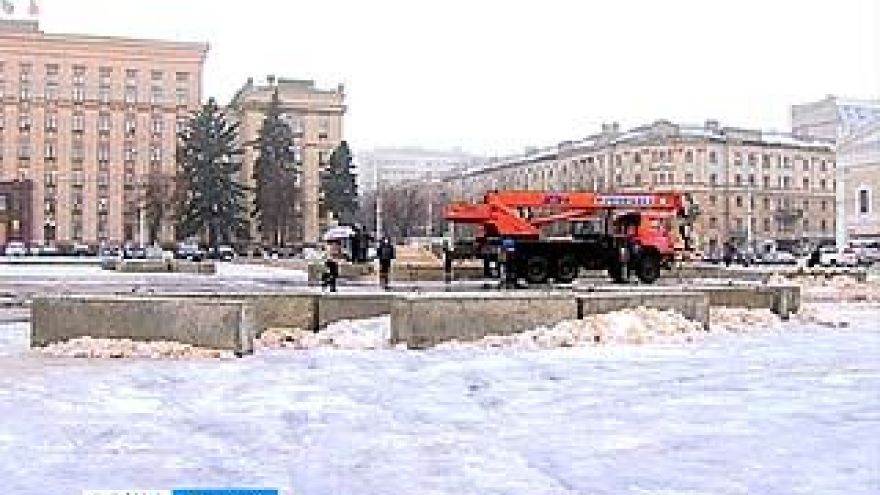 Главную площадь Воронежа начали готовить к новогодним праздникам