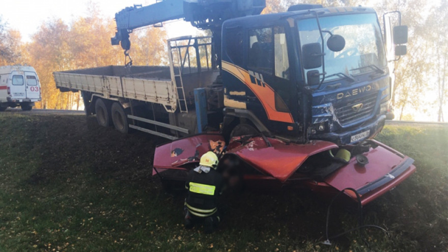 Под Воронежем манипулятор раздавил легковушку