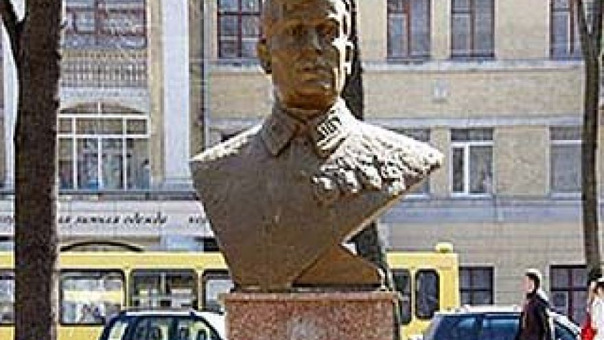 В парке "Орлёнок" установили новый бюст Михаилу Вайцеховскому