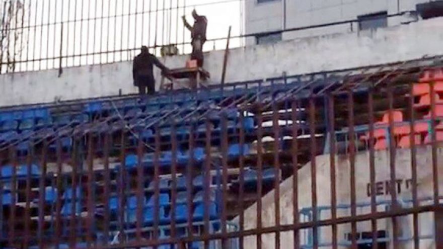 Фанатов «Факела» на собственном стадионе посадили в клетку