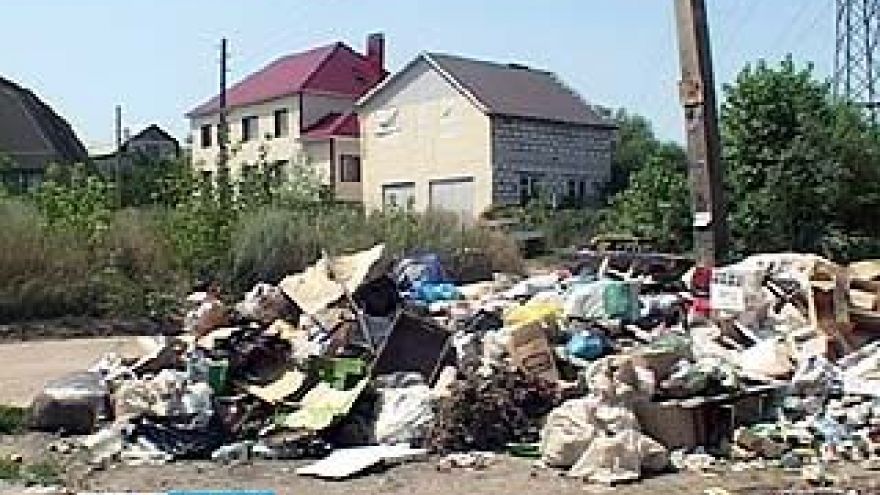 Огромная свалка образовалась в районе ВОГРЕСовского моста и Речного рынка