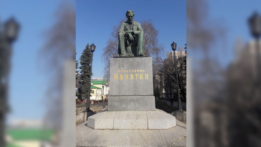 На памятнике в центре Воронежа дорисовали букву в фамилии поэта