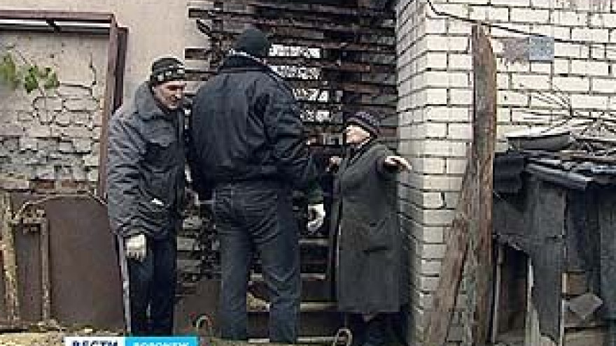 Приставы установили границу на одном из участков по улице Героев Революции