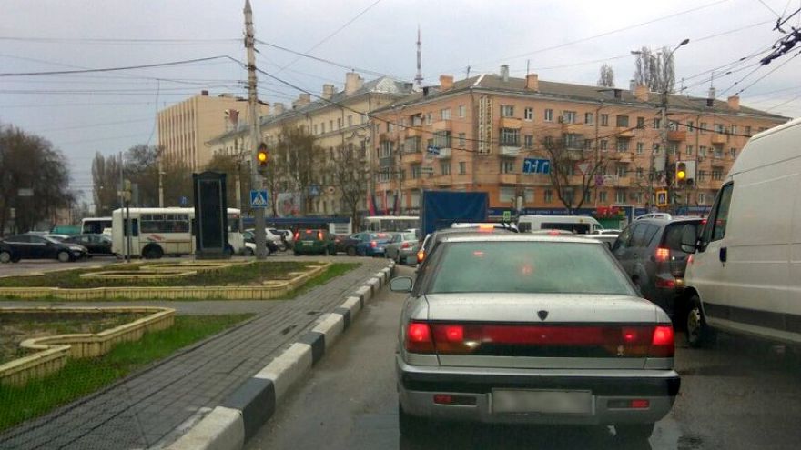 Неработающие «умные светофоры» спровоцировали 5-километровую пробку в Воронеже