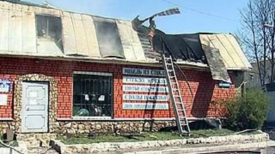 Крупный пожар почти полностью уничтожил мебельный магазин на Дорожной