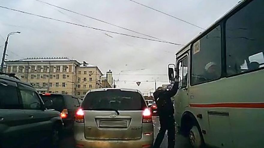 ВИДЕО: В Воронеже автомобилист с пистолетом напал на водителя автобуса
