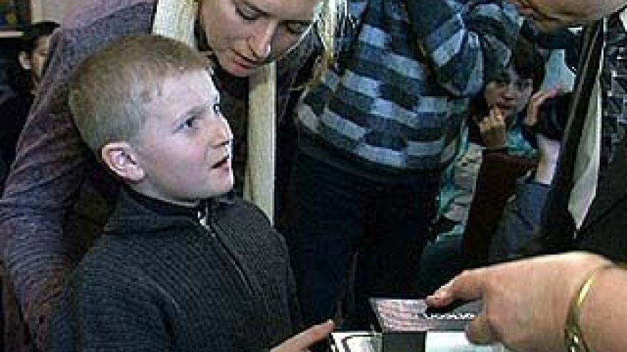14 глухих детей смогут слышать