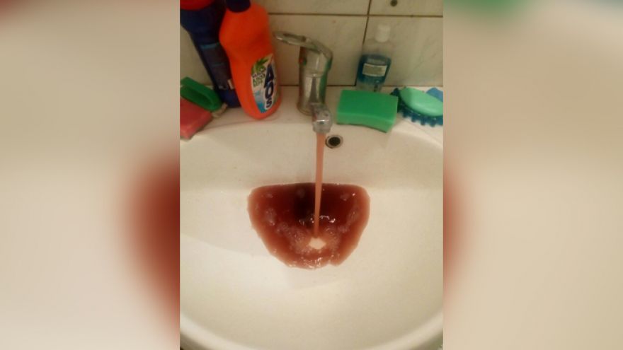 Управа объяснила причину красной воды в кранах жильцов воронежской многоэтажки