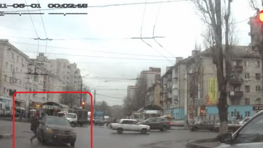 ВИДЕО: В Воронеже пешеход чуть не взял «на абордаж» внедорожник