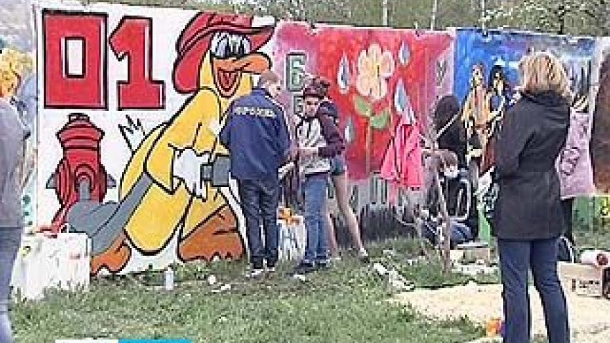 Школьники Воронежа нарисовали граффити на бетонном заборе у Памятника Славы