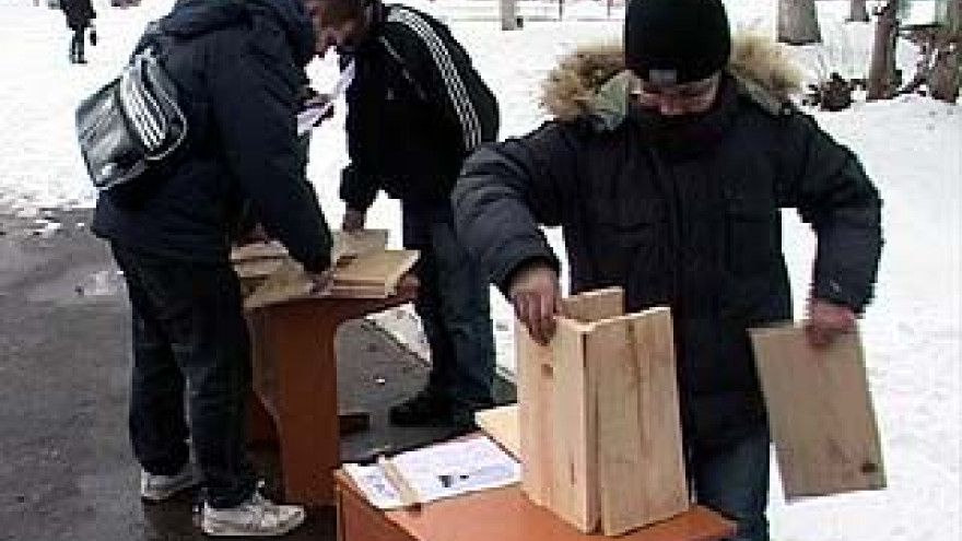 Прохожие и школьники соревновались в умении строить скворечники