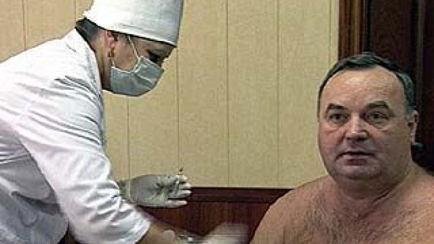 Главный санитарный врач области сделал прививку от гриппа