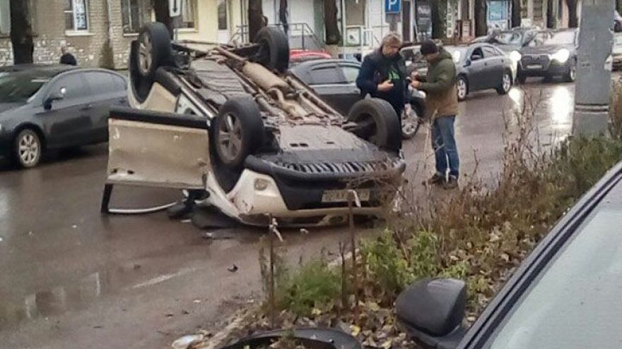 ФОТО: В Воронеже Тойота врезалась в припаркованный автомобиль и перевернулась