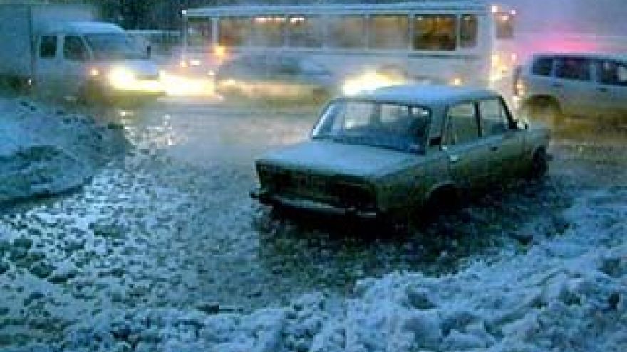 На улице Лизюкова во дворе одного из домов прорвало водопровдную трубу