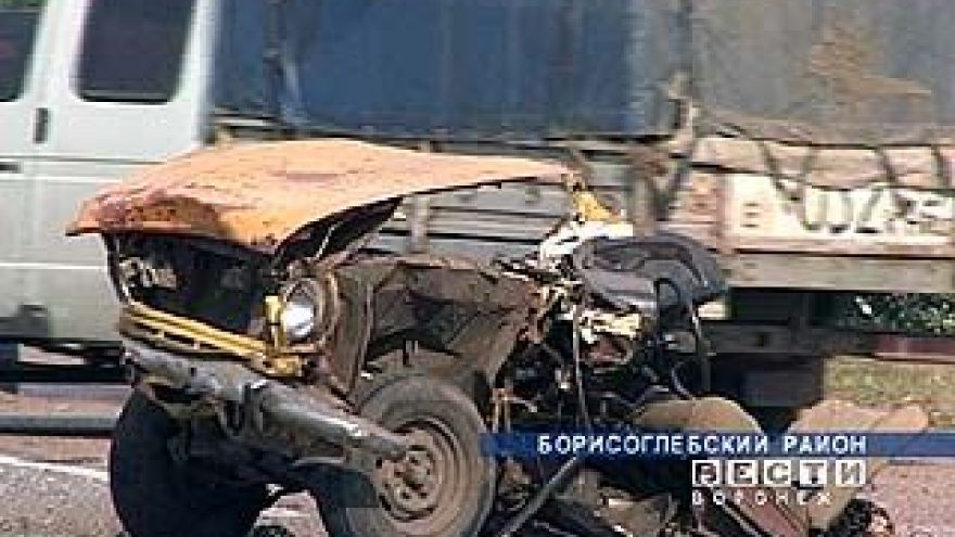 В результате ДТП один из "Москвичей" развалился пополам