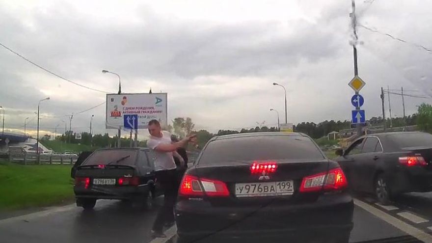 ВИДЕО: Мужчин из авто с воронежскими номерами «угостили» газом в Москве
