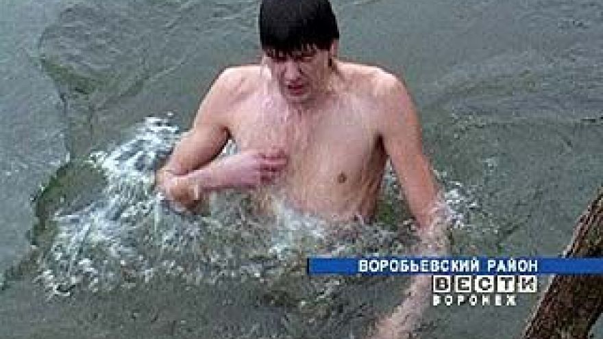 Воробьевцы совершили крещенское омовение в пруду парка "Ломы"