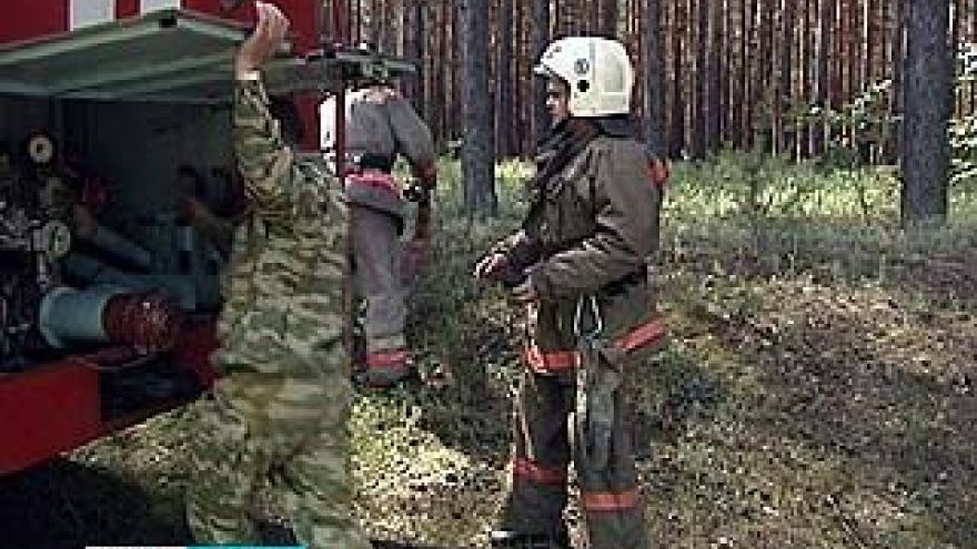 Профессиональные пожарные учили бороться лесников с огнем