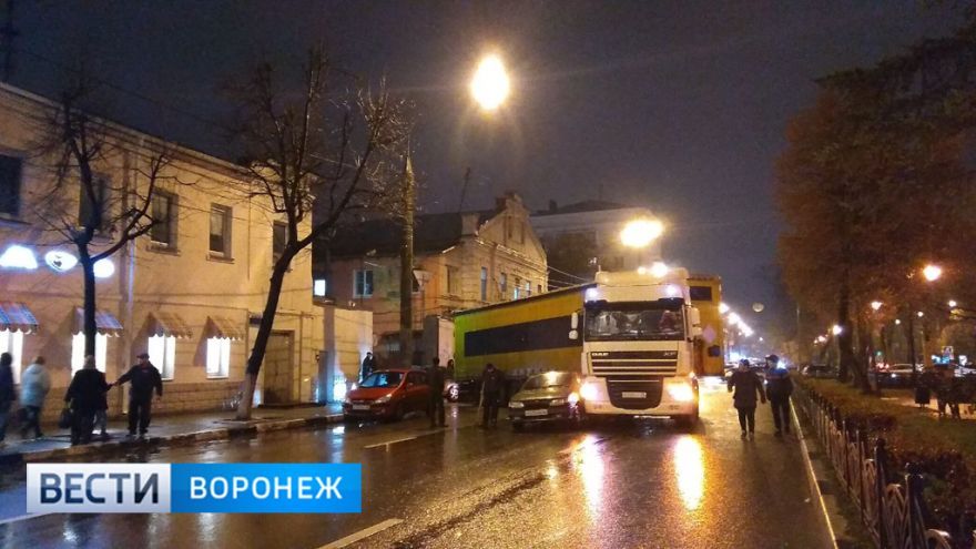 Из-за перегородившей дорогу фуры пять центральных улиц Воронежа встали в пробках