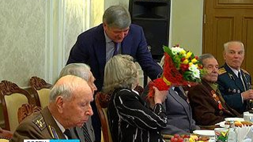 В мэрии Александр Гусев за чаем встретился с ветеранами