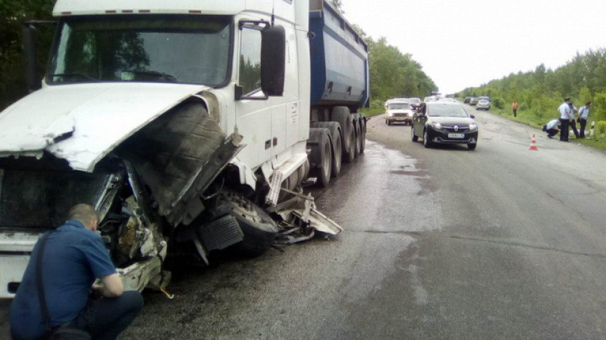 В аварии с фурой под Воронежем погибли четыре человека