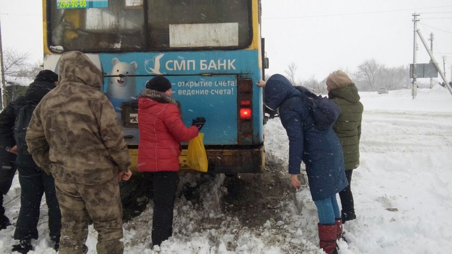 Воронежский рейсовый автобус добрался до цели только с помощью бурлаков