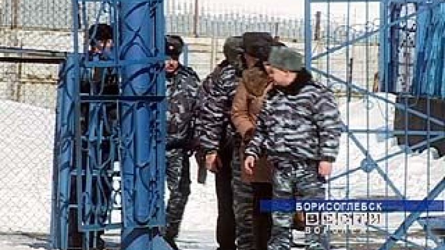 Три сотрудника Борисоглебской колонии оказывали платные услуги осужденным