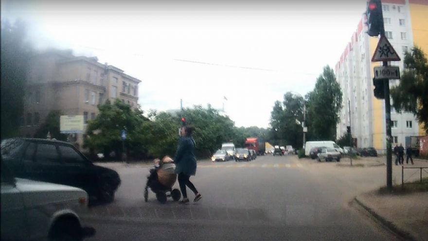 Секунда до трагедии. В Воронеже «ВАЗ» едва не сбил девушку с коляской