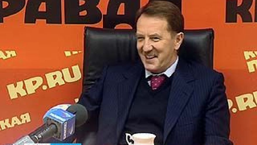 Чтобы заработать на подарок жене, Алексей Гордеев разгружал вагоны с солью