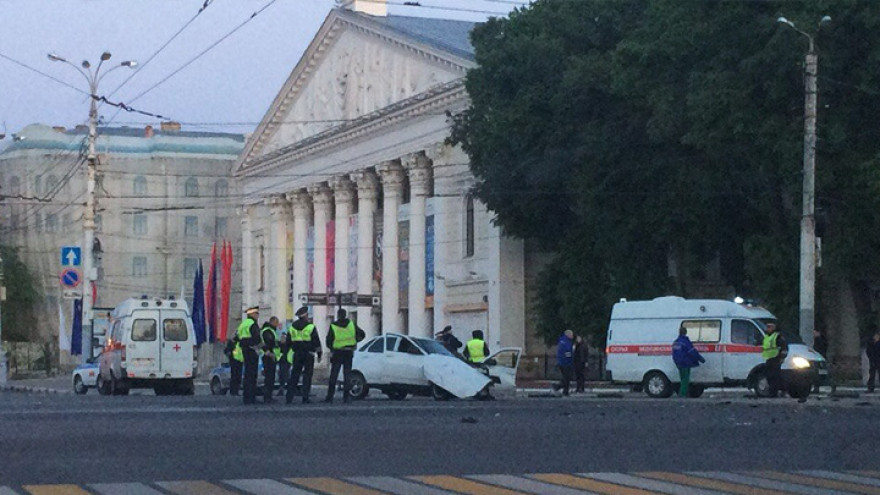Сотрудник ДПС оказался в больнице после ДТП в центре Воронежа с 2 пьяными водителями