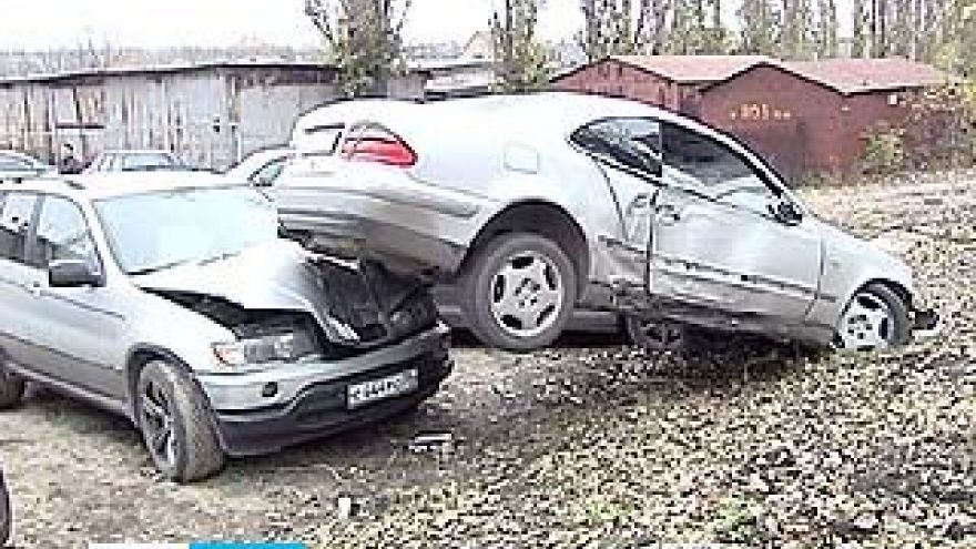 На улице Любы Шевцовой из-за пешехода пострадали сразу 4 машины