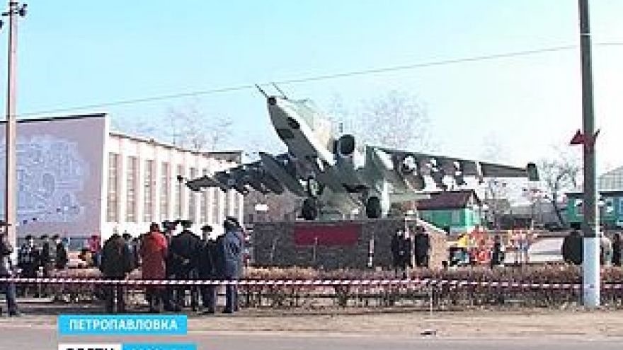 В Петропавловке открыли памятник военным лётчикам - это легендарный СУ-25