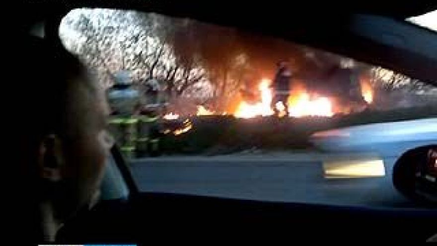 В Советском районе рядом с жилым домом загорелся автомобиль ГАЗ 2705