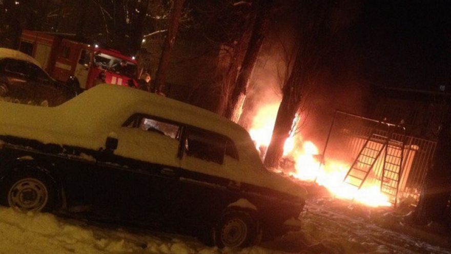 В Воронеже на улице 25 Января взорвался и сгорел автомобиль